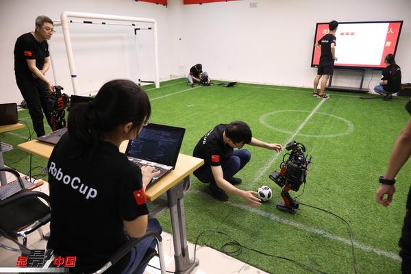 图为沈阳城市学院机器人足球队师生在训练。新华网 姜冰摄